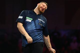 Krvavý výbuch vzteku. Skot mlátil do stolku a chtěl hodit lahev na diváky - Sport.cz